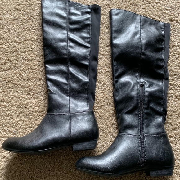 Women’s boots, like new. Size 7 but 7.5 can wear